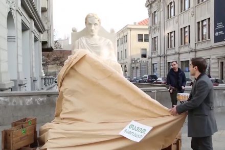 En Géorgie, une marque de bière fait des statues pour ses fans