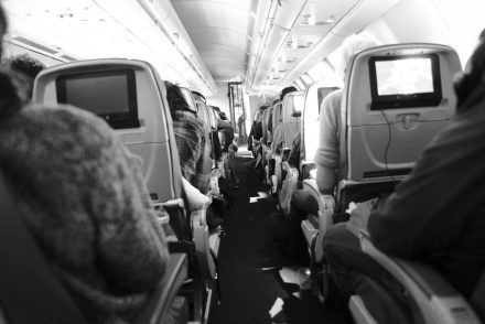 Une passagère d’avion retrouve des bières dans sa valise