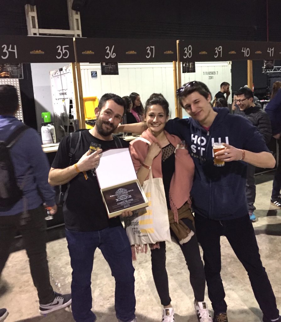 Nicolas présente avec fierté la Médaille de Bronze reçue pour notre bière blonde !